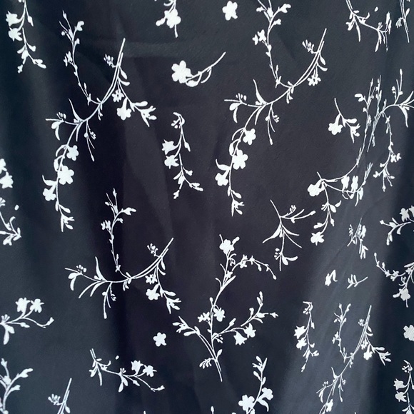 Uo Mallory Cowl Neck Slip Dress in Black WITH WHITE FLOWERS,Urban Outfitters - Picture 4 of 9